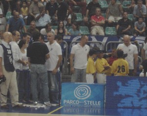 Il saluto tra i due allenatori: Alex Finelli e Marco Nanni (sulla sinistra)!!! Foto Grandeslam